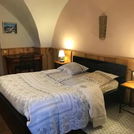 Bed & Breakfast Le Rocher Des Ducs, Vue Sur Montagne, Abris Voitures Et Motos