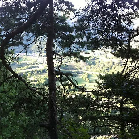 Le Rocher Des Ducs, Vue Sur Montagne, Abris Voitures Et Motos Le Glaizil