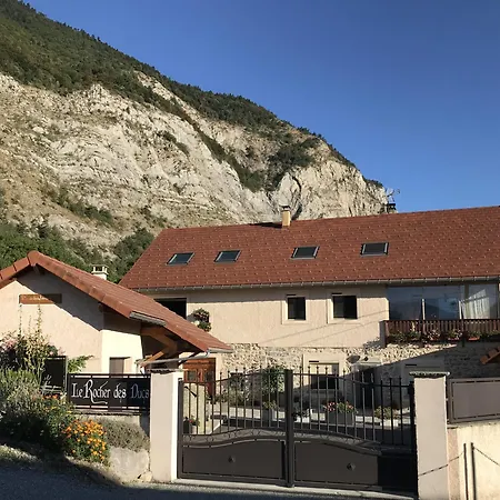Le Rocher Des Ducs, Vue Sur Montagne, Abris Voitures Et Motos * Le Glaizil