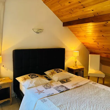 Le Rocher Des Ducs, Vue Sur Montagne, Abris Voitures Et Motos Bed & Breakfast