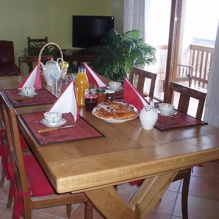 Bed & Breakfast Le Rocher Des Ducs, Vue Sur Montagne, Abris Voitures Et Motos Le Glaizil